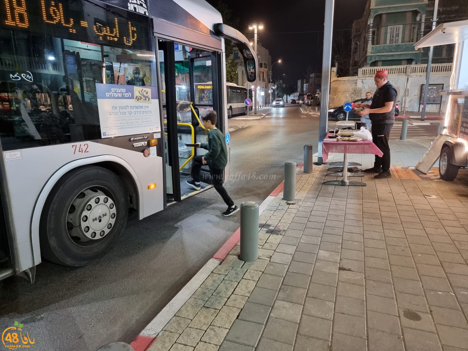  يافا: توزيع الحلويات احتفاءً بتعيين القاضي خالد كبوب قاضياً للمحكمة العليا